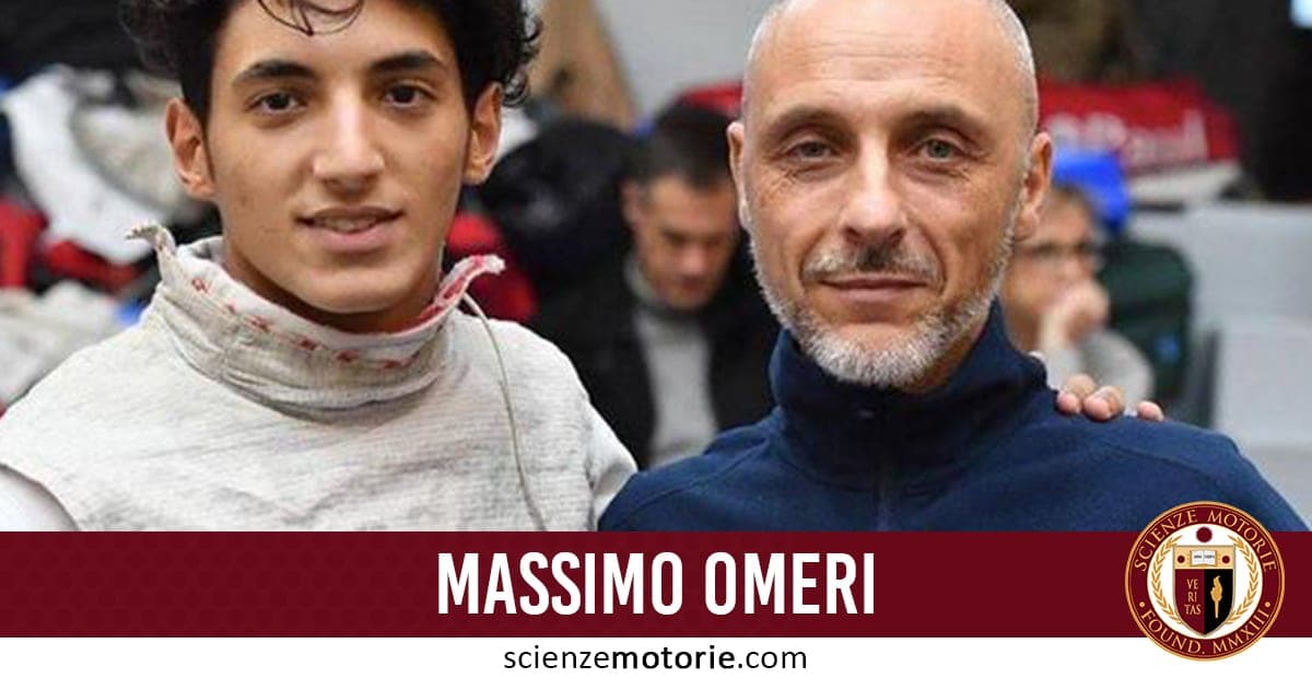 Massimo Omeri, seduto a destra con un maglione, accanto a un giovane schermidore in abito da scherma. Ambiente interno con persone sedute sullo sfondo e logo Scienze Motorie visibile in basso a destra.