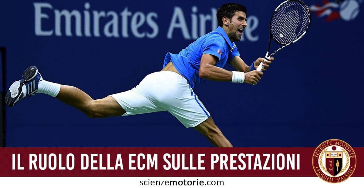 L’immagine mostra un tennista in azione con maglietta blu e pantaloncini bianchi durante un match, con lo sfondo “Emirates Airline”. In basso, un banner rosso con il logo delle Scienze Motorie riporta il titolo: “IL RUOLO DELLA ECM SULLE PRESTAZIONI” e il logo di ScienzeMotorie.com. Il focus è sull’importanza della matrice extracellulare (ECM) nelle prestazioni sportive, biomeccanica e recupero muscolare.