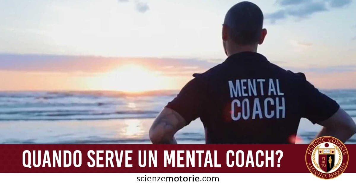 L’immagine mostra un uomo di spalle su una spiaggia al tramonto, con una maglietta scura con la scritta "MENTAL COACH". Il cielo e l’oceano riflettono tonalità calde, creando un’atmosfera riflessiva. In basso, una fascia rossa con il testo: “QUANDO SERVE UN MENTAL COACH?” accompagnata dal logo di scienzemotorie.com.