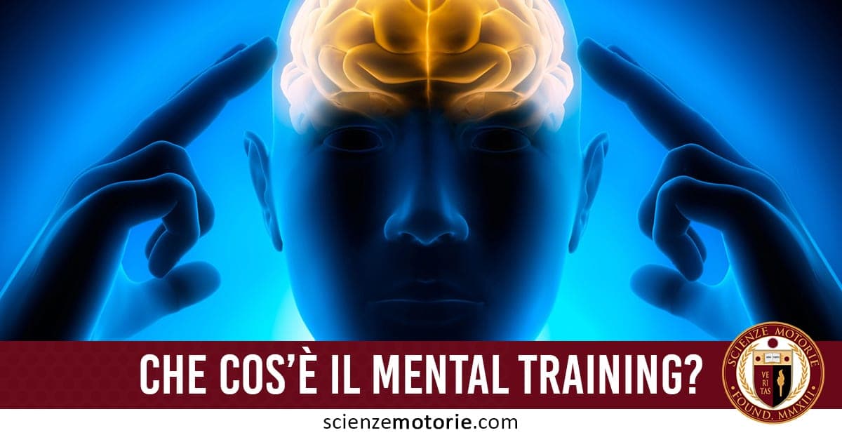 L'immagine raffigura una silhouette umana con le mani vicino alla testa e un cervello luminoso al centro, simbolo del mental training e della concentrazione mentale. Lo sfondo blu crea un'atmosfera intensa e riflessiva. In basso, su uno sfondo rosso, spicca la scritta "CHE COS'È IL MENTAL TRAINING?", accompagnata dal logo di scienzemotorie.com