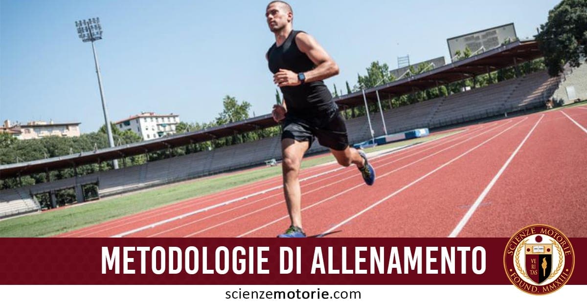 Uomo in abbigliamento sportivo nero corre su una pista di atletica all’aperto, con tribune sullo sfondo e scritta "METODOLOGIE DI ALLENAMENTO".