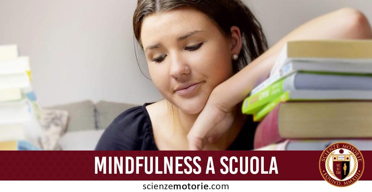 L’immagine rappresenta un giovane studente seduto, con il gomito appoggiato su una pila di libri, mentre assume un’espressione concentrata e riflessiva. In basso, è presente una fascia informativa con il testo "Mindfulness a scuola" e il logo Scienze Motorie.