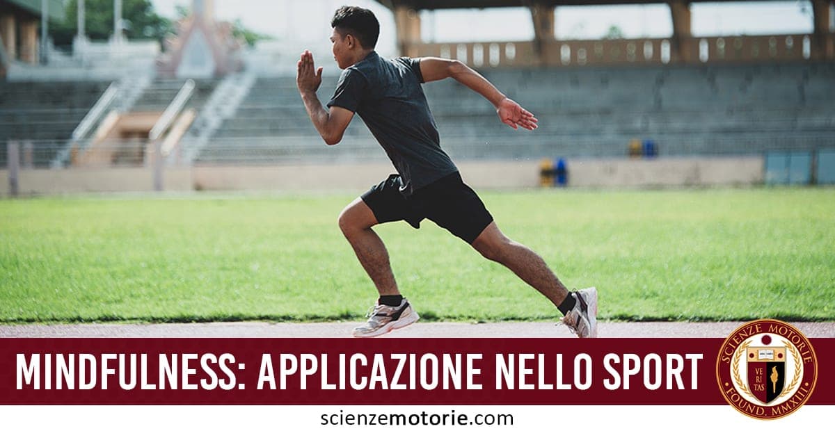 L’immagine mostra una persona che corre su una pista d’atletica, con uno stadio vuoto sullo sfondo, evocando solitudine e concentrazione. Il testo "Mindfulness: Applicazione nello Sport" sottolinea il ruolo della mente nel miglioramento delle performance atletiche, con il logo "Scienze Motorie" che rimanda all’approfondimento scientifico sportivo.