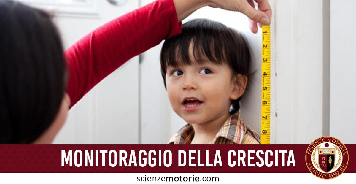 Bambino con capelli scuri e camicia a quadri misurato in altezza con metro da una persona in ambiente domestico.