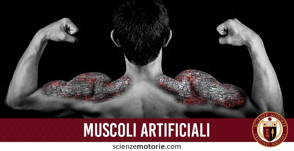 Persona vista di spalle in posa di forza con muscoli artificiali evidenziati da effetto tecnologico, scritta “MUSCOLI ARTIFICIALI” e logo Scienze Motorie.