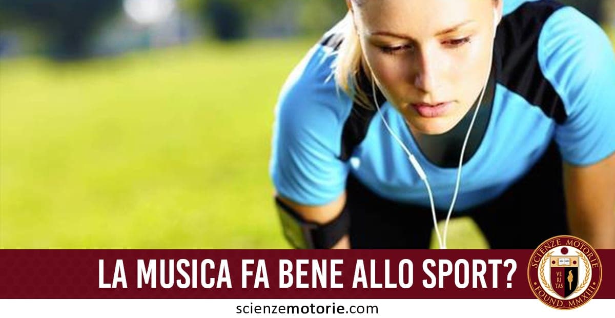 Persona con maglietta azzurra e auricolari che pratica attività sportiva all’aperto, con testo “La musica fa bene allo sport?”.