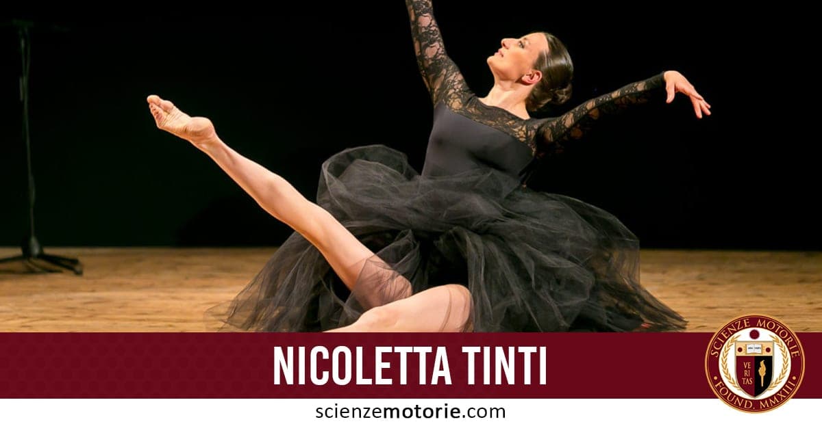 Nicoletta Tinti, ballerina, esegue una posa elegante su un palco indossando un costume nero con una gonna ampia e trasparente. Ha una gamba sollevata e le braccia distese con grazia. In basso è presente una fascia con il nome "Nicoletta Tinti" e il logo "scienzemotorie.com".