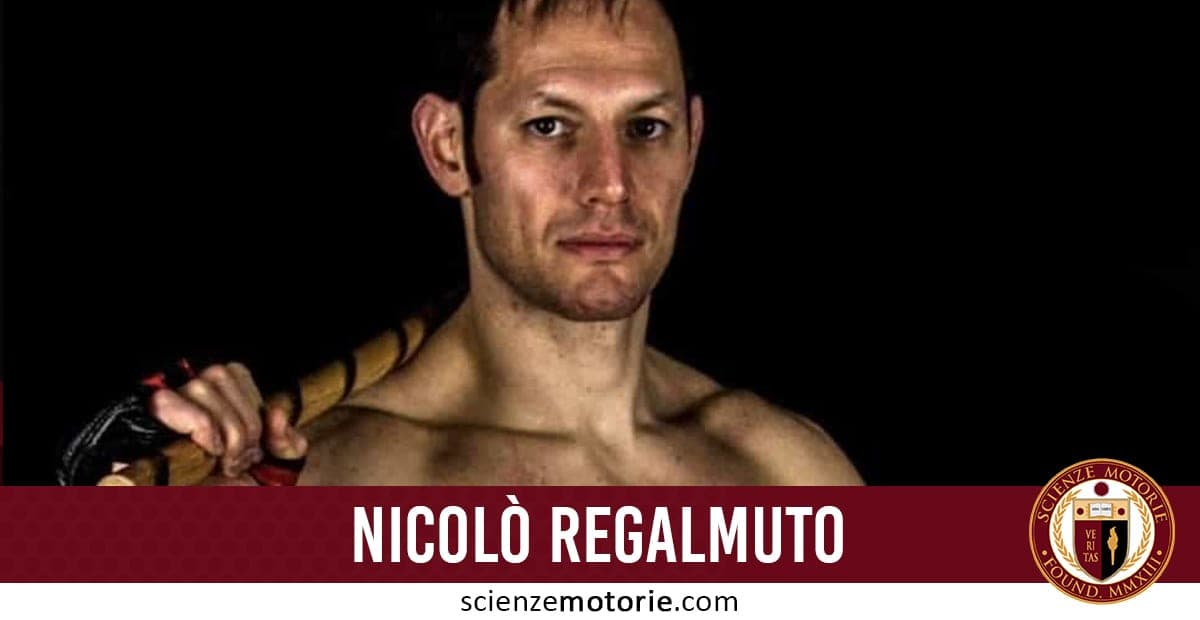 Uomo a torso nudo con bastone sulle spalle, sfondo scuro, testo "Nicolò Regalmuto" e logo Scienze Motorie visibile in basso.