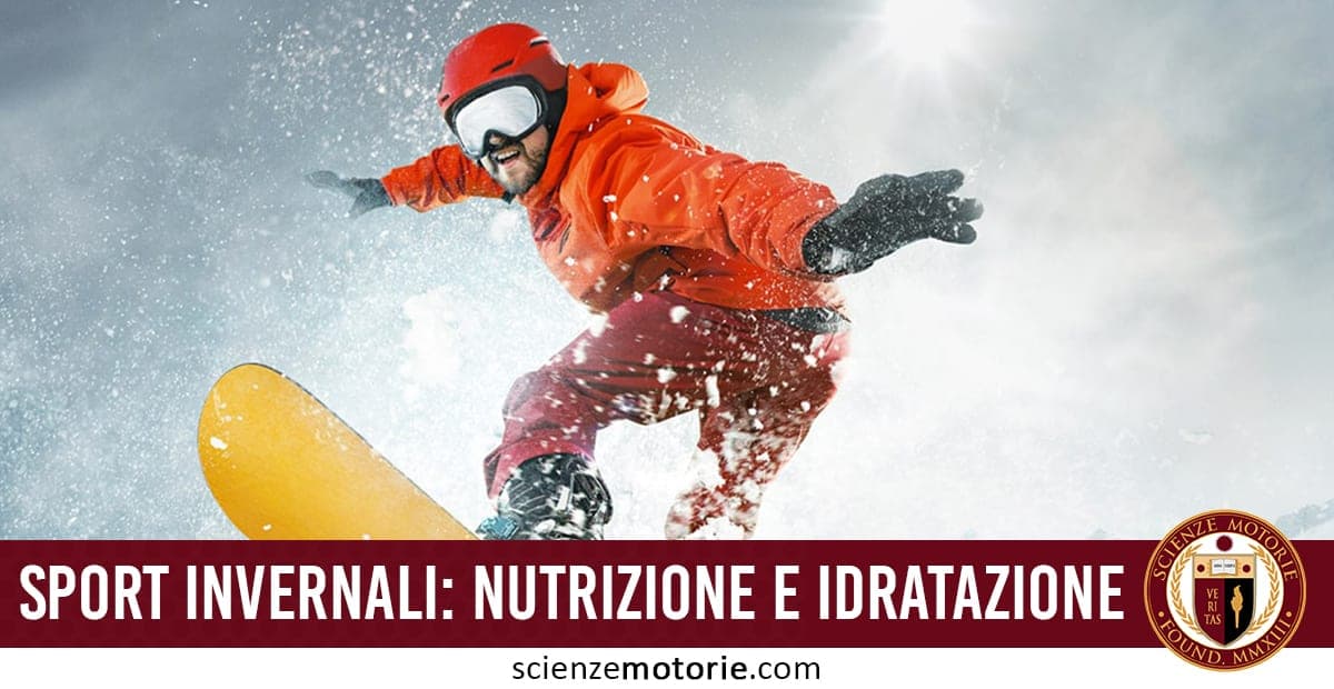 Persona che fa snowboard indossando completo da neve arancione, casco e occhiali protettivi, su pista innevata con neve sollevata.