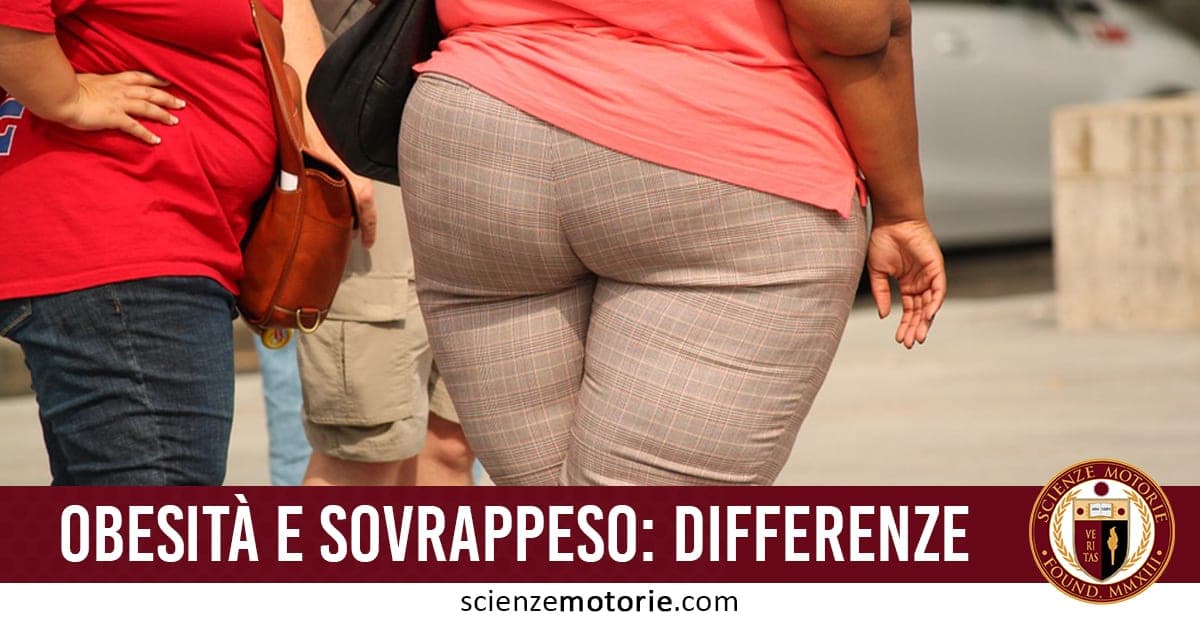 Gruppo di persone in piedi all’aperto, con una persona al centro in maglietta rosa e pantaloni a quadri accanto a un’altra con maglietta rossa e jeans blu, con testo “OBESITÀ E SOVRAPPESO: DIFFERENZE” e logo di ScienzeMotorie.com visibile in basso.