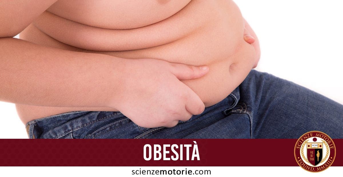 Persona con pliche addominali visibili sopra i jeans, testo "OBESITÀ" e logo Scienze Motorie