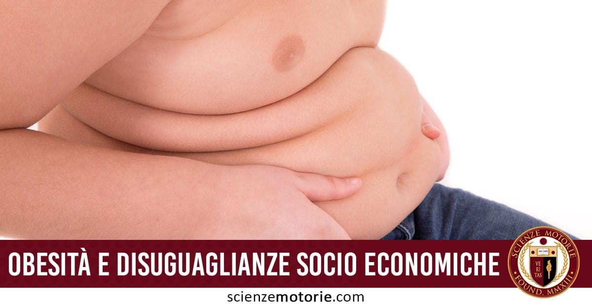 Persona con le mani sull’addome, barra rossa con la scritta “OBESITÀ E DISUGUAGLIANZE SOCIO ECONOMICHE” e logo di ScienzeMotorie.com in basso a destra.
