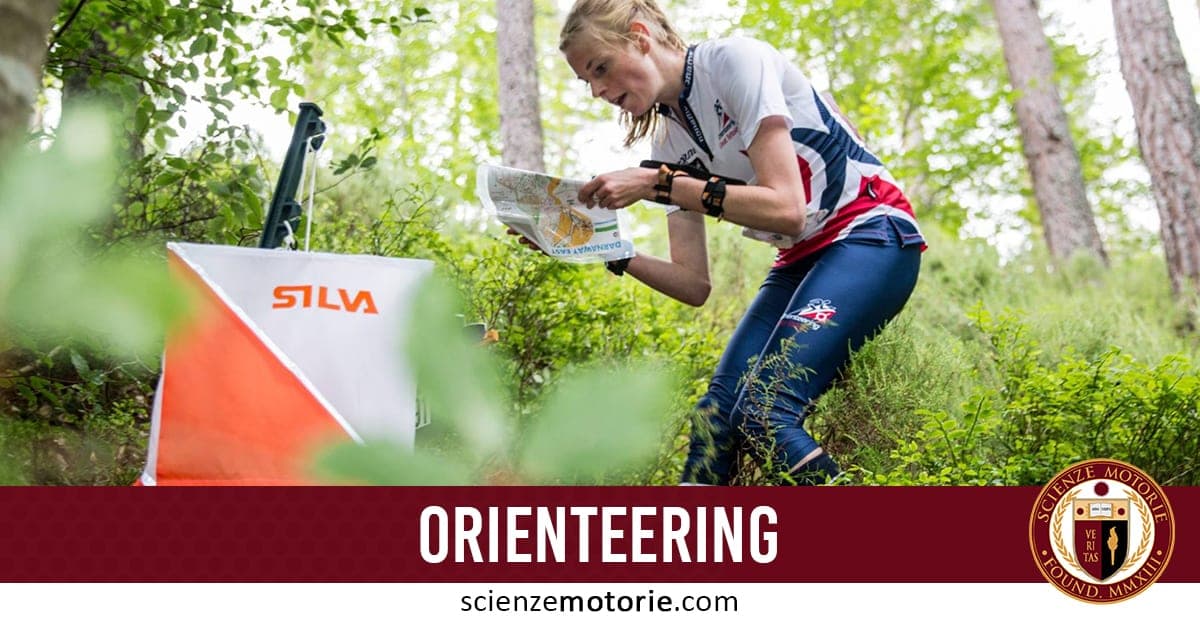 Persona con mappa durante una gara di orienteering in un bosco, accanto a un punto di controllo arancione e bianco.