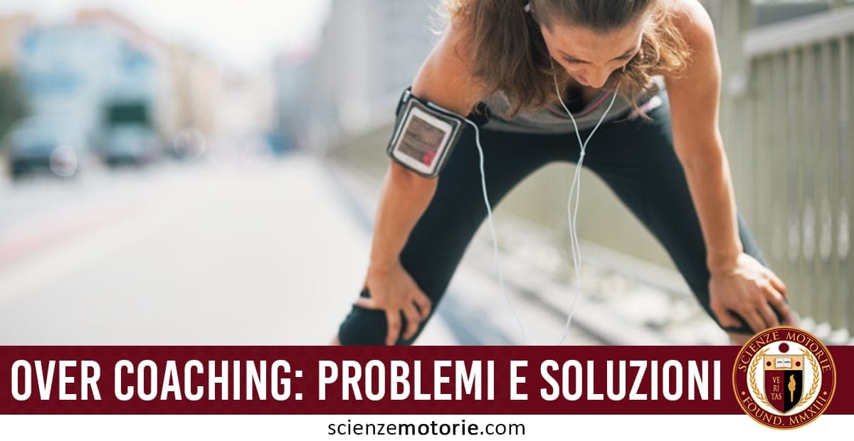Persona in abbigliamento sportivo affaticata, con cuffie e dispositivo sul braccio, con scritta “Over coaching: problemi e soluzioni”