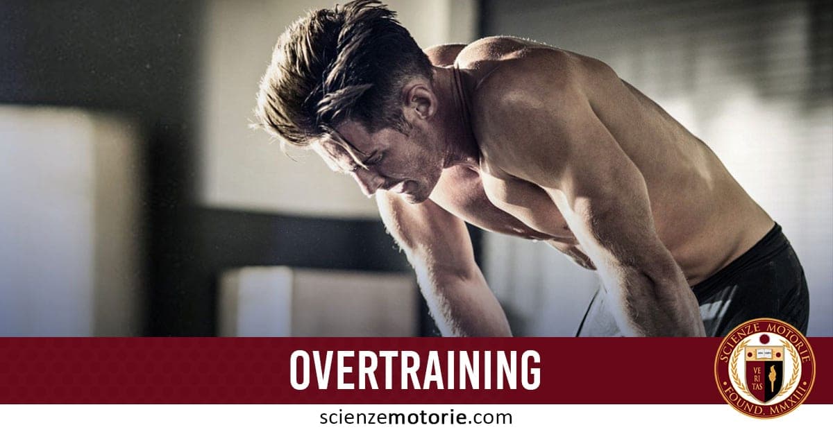 Uomo a torso nudo affaticato dopo allenamento intenso con la scritta "OVERTRAINING" sullo sfondo ed il logo di Scienze Motorie