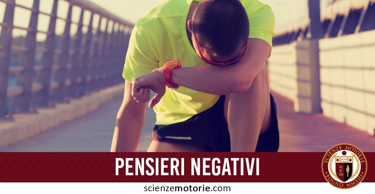 Persona seduta con maglietta gialla, testa appoggiata sul braccio, in atteggiamento riflessivo, con testo "PENSIERI NEGATIVI" e logo scienzemotorie.com.