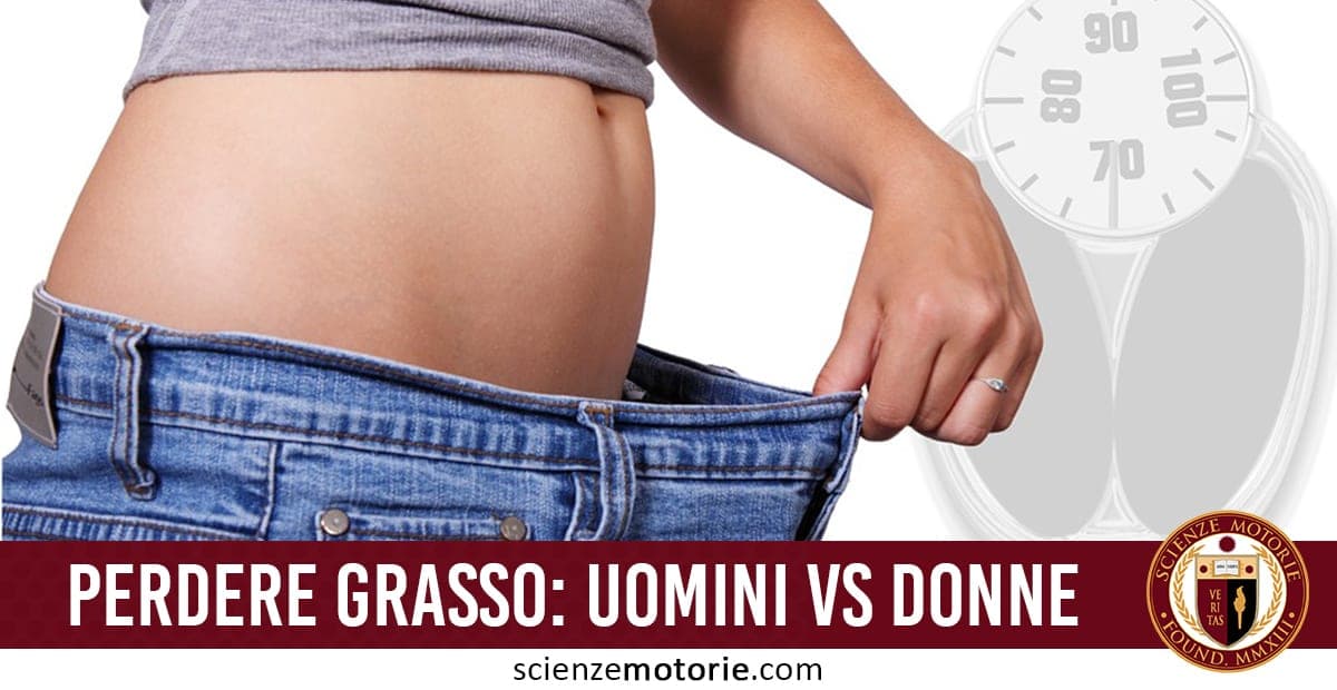 Persona che indossa jeans larghi tirandoli in vita per mostrare lo spazio, con sfondo sfumato di una bilancia e testo “Perdere grasso: uomini vs donne”.