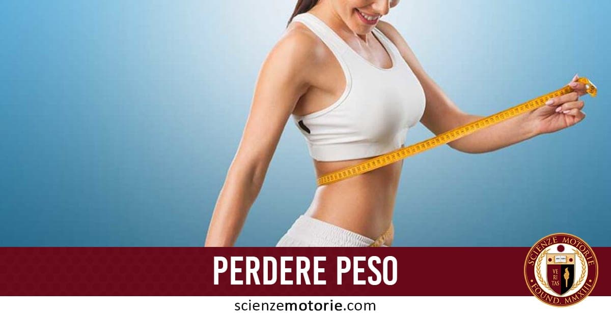 L’immagine ritrae una donna vestita con abbigliamento sportivo bianco che, in posizione eretta, misura la sua circonferenza vita con un metro a nastro giallo. Il gesto indica attenzione al proprio stato di forma o a un percorso di dimagrimento. Lo sfondo blu chiaro crea un contrasto che mette in risalto la figura in primo piano. Nella parte inferiore dell’immagine si trova una fascia rossa con la scritta “PERDERE PESO” in caratteri bianchi e il logo di “Scienze Motorie” sulla destra.
