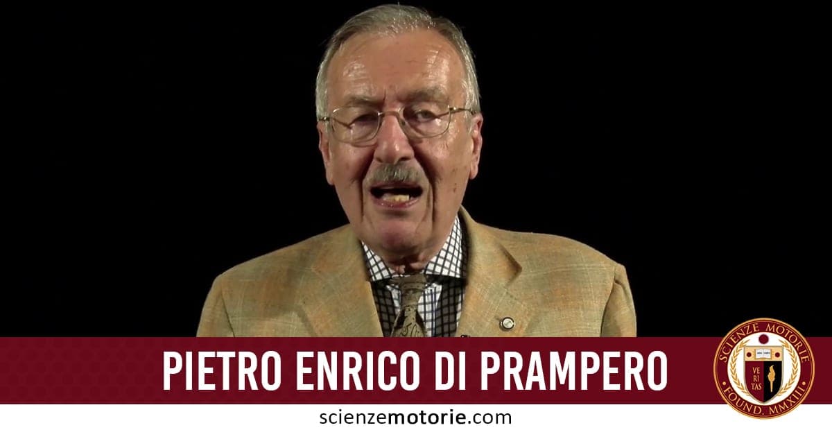 Foto di Pietro Enrico Di Prampero in abito marrone chiaro durante un’intervista per Scienze Motorie, con sfondo nero.