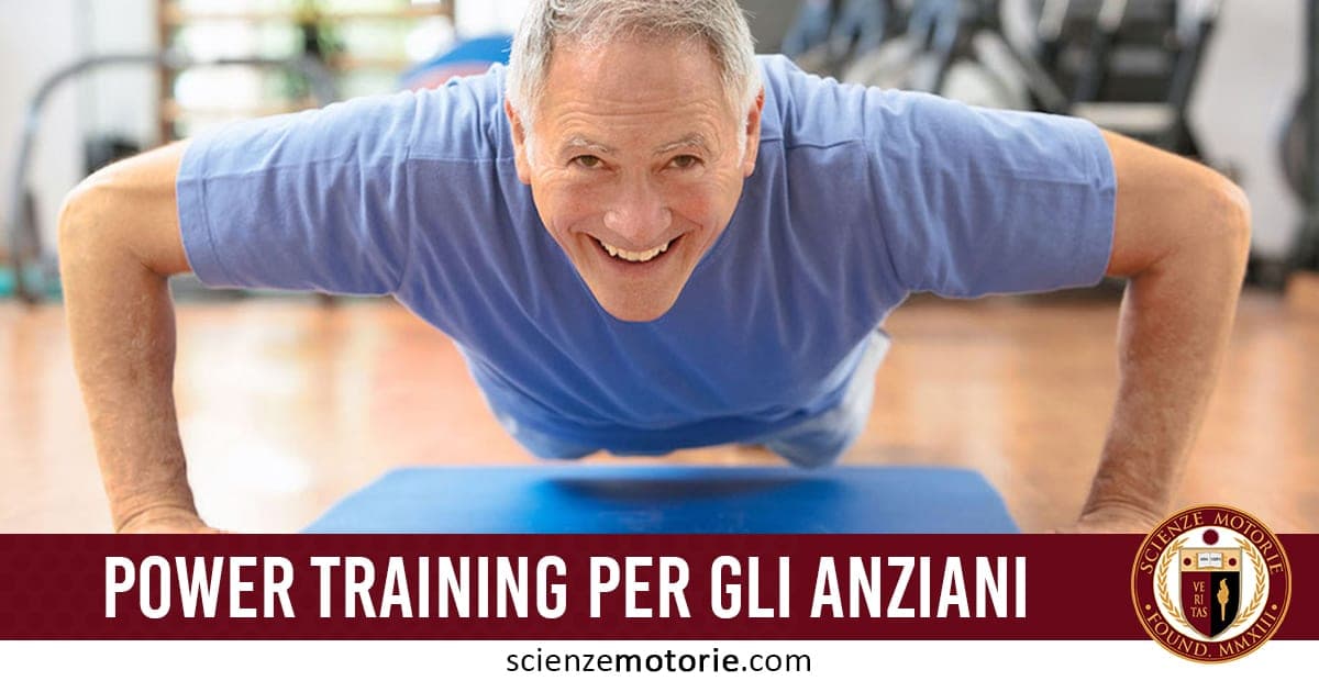 L'immagine mostra un uomo anziano che fa piegamenti, sorridente, su un tappetino blu in una palestra. Indossa una maglietta azzurra. In basso c'è una scritta che dice "POWER TRAINING PER GLI ANZIANI" e il logo di "Scienze Motorie."