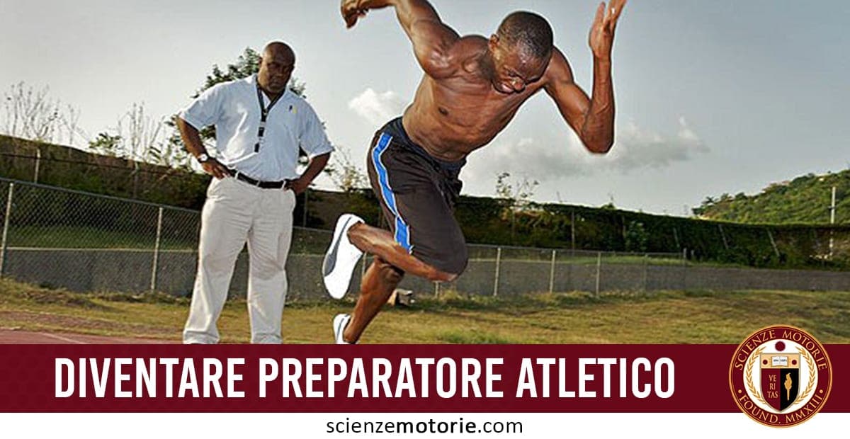 Uomo che corre o salta su un campo verde mentre un altro lo osserva, con la scritta “DIVENTARE PREPARATORE ATLETICO” e logo scienzemotorie.com.