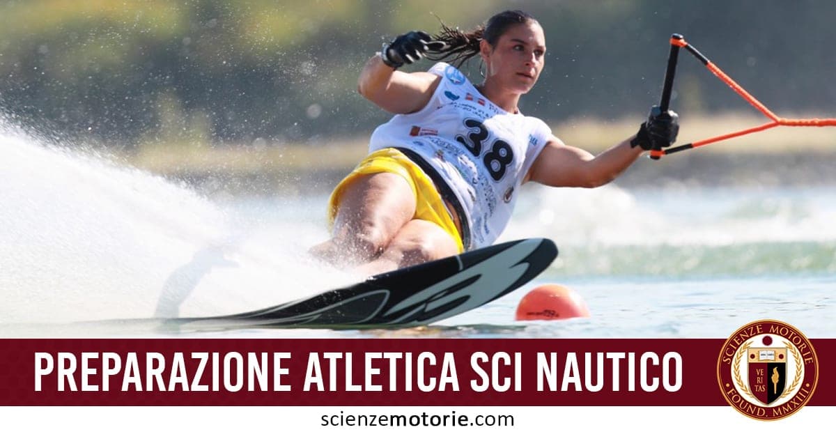 Persona che pratica sci nautico su acqua calma, con maglia bianca e pantaloncini gialli, mentre tiene una corda di traino.