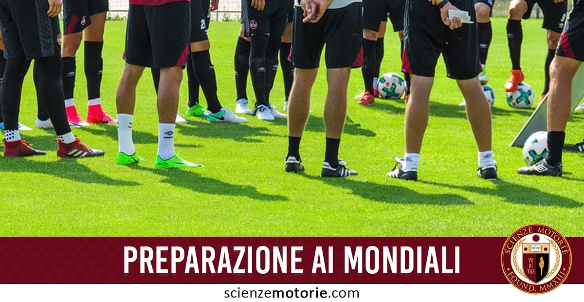 Giocatori di calcio in cerchio su un campo d’erba, con palloni ai piedi, la scritta “PREPARAZIONE AI MONDIALI” e il logo di scienzemotorie.com.