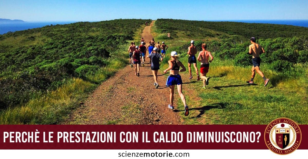 Gruppo di corridori uomini e donne che corrono su un sentiero sterrato in ambiente naturale collinare con cielo sereno e mare all’orizzonte, in basso sono presenti la scritta "Perché le Prestazioni con il Caldo Diminuiscono?" e il logo di scienzemotorie.com
