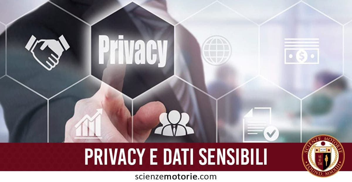 Mano che tocca uno schermo virtuale con la parola "Privacy" e icone esagonali di dati e grafici, in un ambiente ufficio moderno.