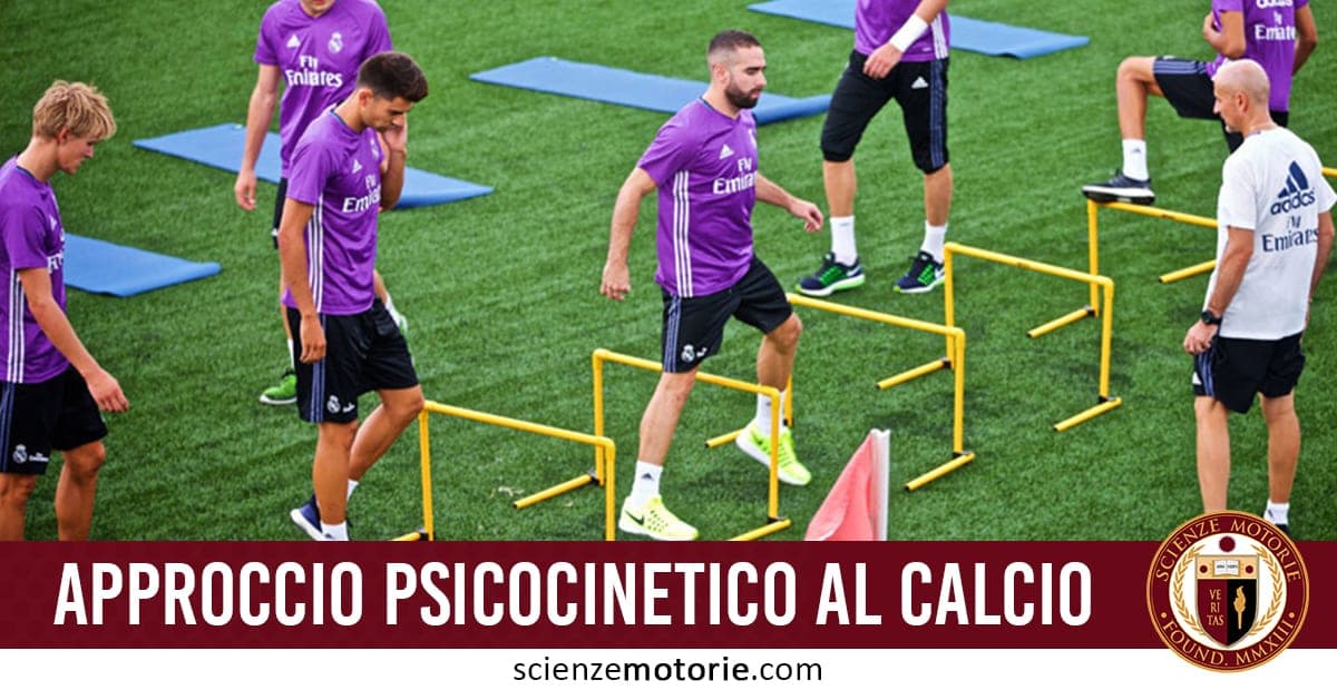 Sessione di allenamento calcistico con esercizi di agilità su ostacoli gialli, sotto la supervisione di un allenatore, con logo scienzemotorie.com.