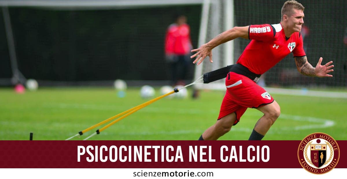Allenamento calcistico con esercizio di resistenza mediante corda elastica su campo da calcio, con logo scienzemotorie.com.