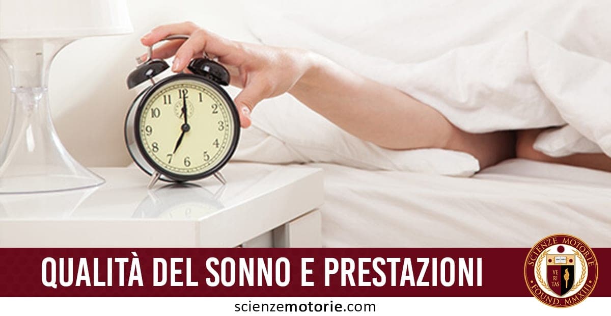 Mano che spegne una sveglia alle 7:00 su un comodino, accanto a una lampada; persona a letto avvolta in coperte bianche. Scritta: "Qualità del sonno e prestazioni".