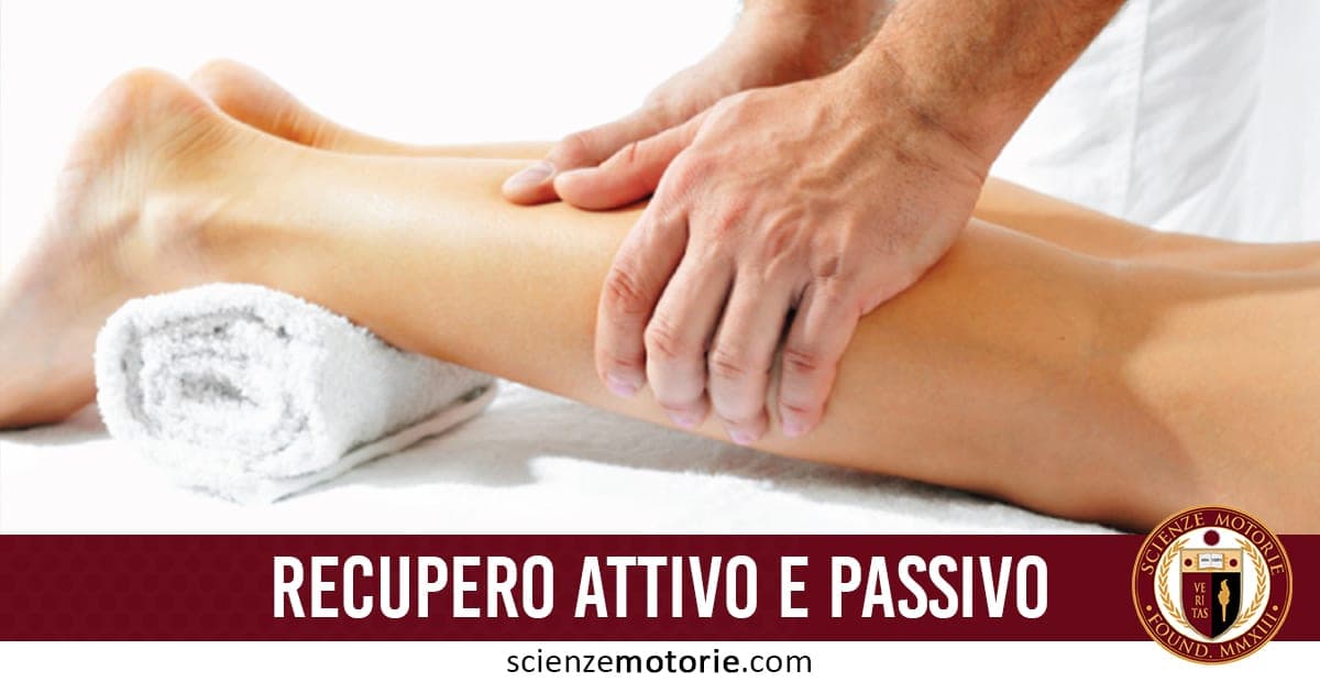 Persona riceve un massaggio alle gambe con arto appoggiato su asciugamano arrotolato, tema: recupero attivo e passivo.