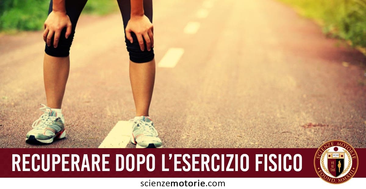 Persona affaticata in piedi su una strada con le mani sulle ginocchia dopo esercizio fisico, con testo “RECUPERARE DOPO L’ESERCIZIO FISICO” e logo Scienze Motorie.