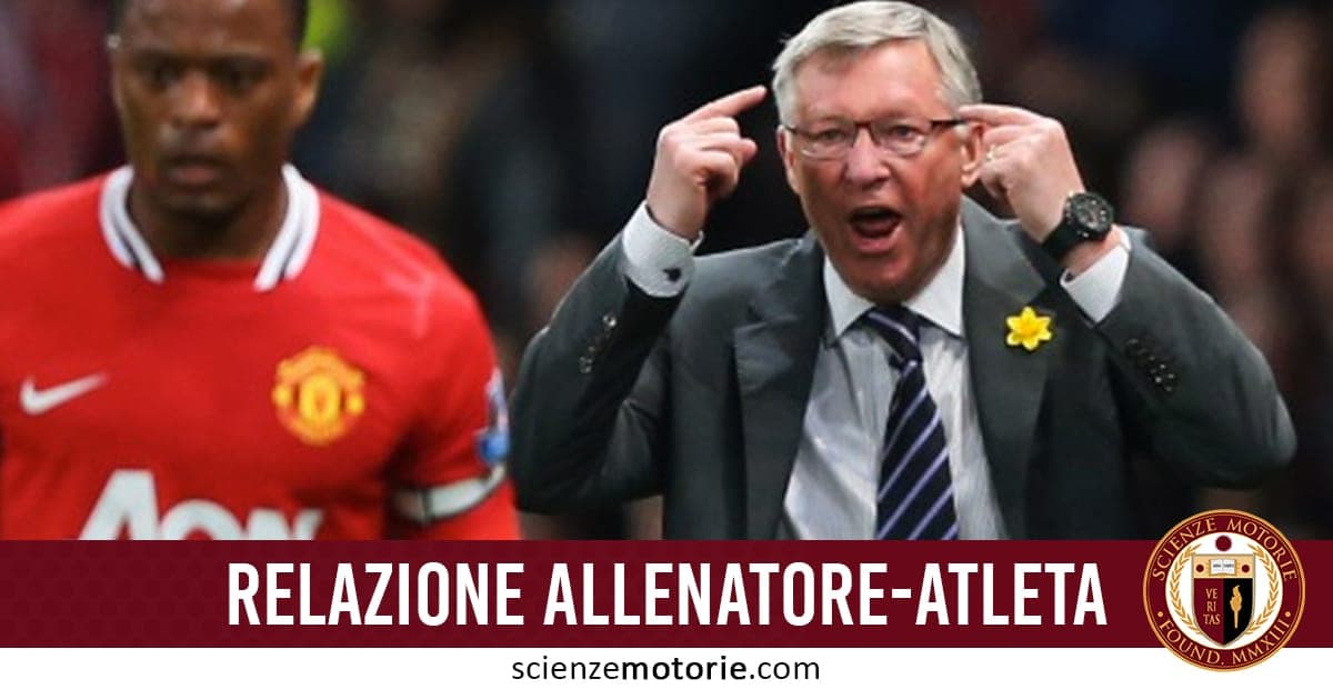 Due persone in contesto sportivo: uomo con maglia rossa e logo, e uomo in giacca e cravatta che parla, con scritta “Relazione Allenatore-Atleta” e logo Scienze Motorie