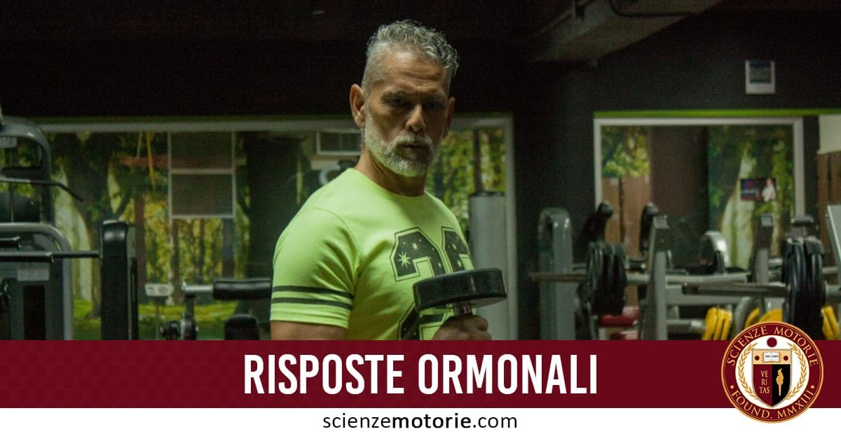 Uomo con barba grigia solleva un manubrio in palestra, con la scritta "Risposte Ormonali" e il logo Scienze Motorie in basso.