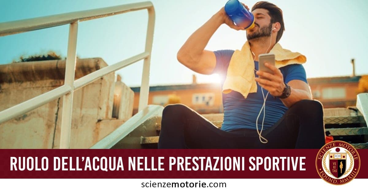 Uomo seduto su scale all'aperto dopo l'attività fisica, con maglietta blu, asciugamano giallo, bottiglia d'acqua e cellulare, con scritta "Ruolo dell'acqua nelle prestazioni sportive" e logo "Scienze Motorie".