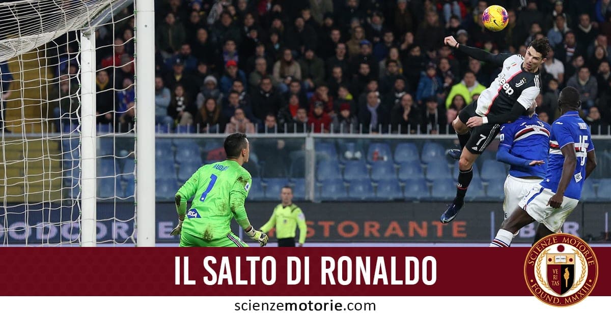 L’immagine mostra un calciatore in maglia bianca e nera che salta per colpire di testa un pallone, contrastato da un avversario in blu, con il portiere verde vicino alla porta. Sullo sfondo il pubblico sugli spalti. In basso, una barra bordeaux con la scritta “IL SALTO DI RONALDO” e il logo di scienze motorie.