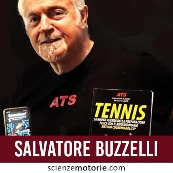 Salvatore Buzzelli in maglietta nera con logo ATS tiene in mano un libro intitolato "Tennis" e un telefono cellulare, in primo piano su sfondo scuro.