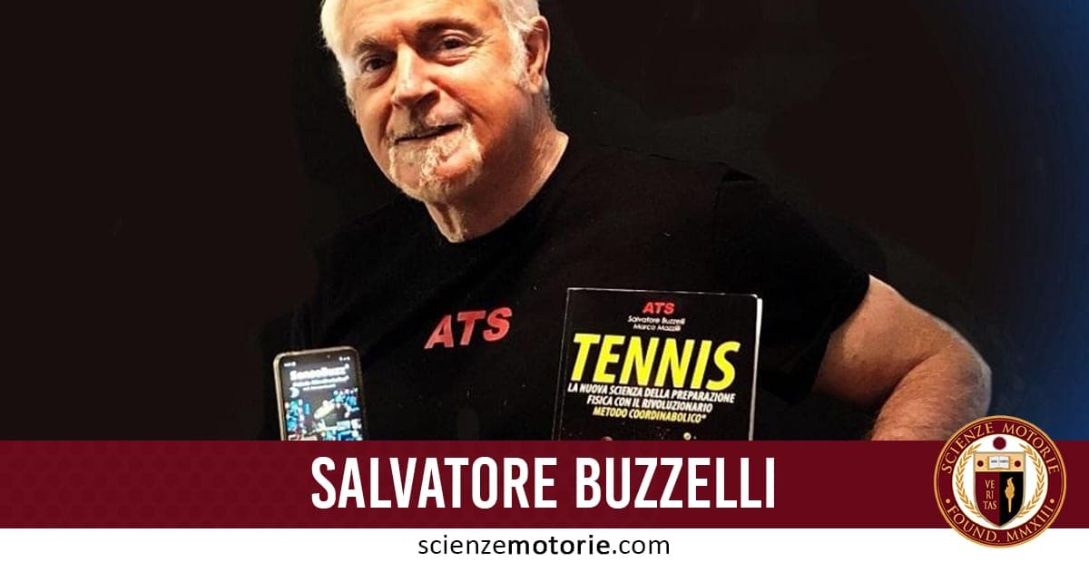 Salvatore Buzzelli in maglietta nera con logo ATS tiene in mano un libro intitolato "Tennis" e un telefono cellulare, in primo piano su sfondo scuro.