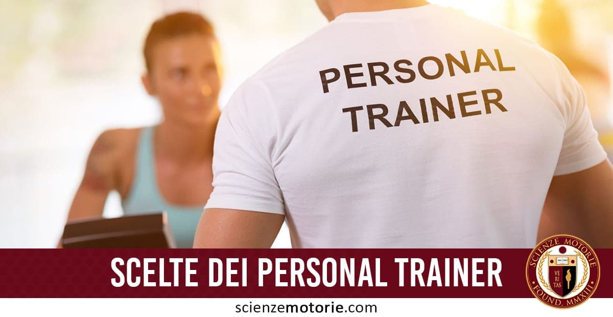 Uomo di spalle con maglietta bianca “PERSONAL TRAINER” in palestra, che parla con una donna sfocata; in basso testo “SCELTE DEI PERSONAL TRAINER”, logo e sito scienzemotorie.com.