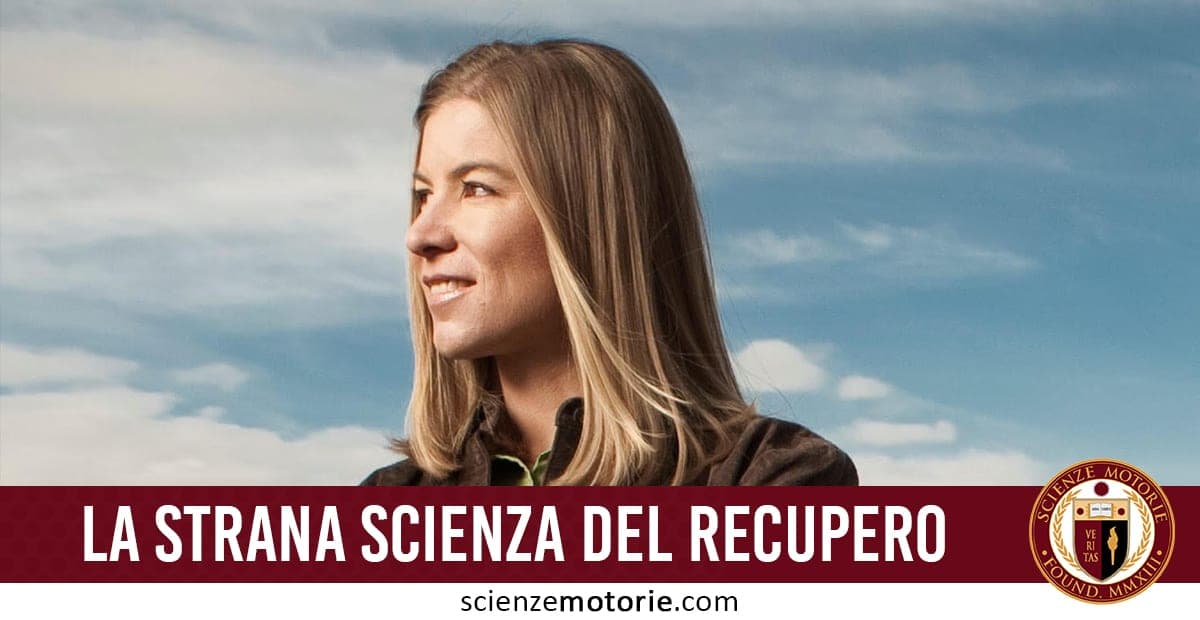 Persona con capelli chiari che guarda a sinistra sotto un cielo azzurro, con banner rosso “LA STRANA SCIENZA DEL RECUPERO” e logo ScienzeMotorie.com.