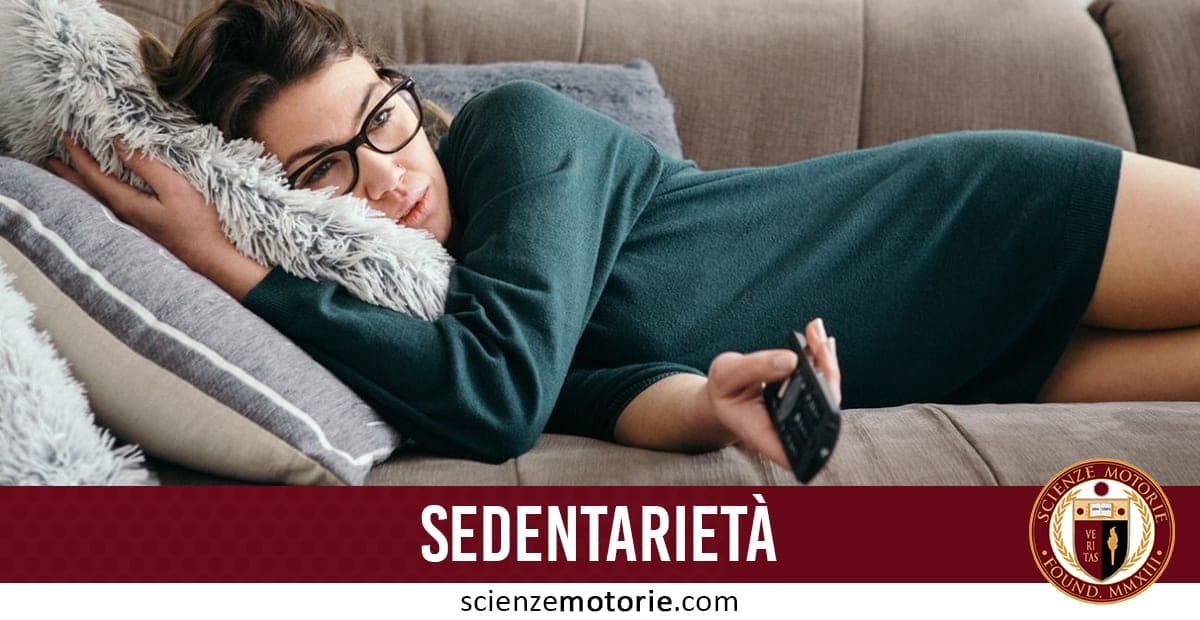 Persona con abito verde scuro distesa su un divano, con occhiali e telecomando in mano; testo “SEDENTARIETÀ” in basso e logo scienzemotorie.com.