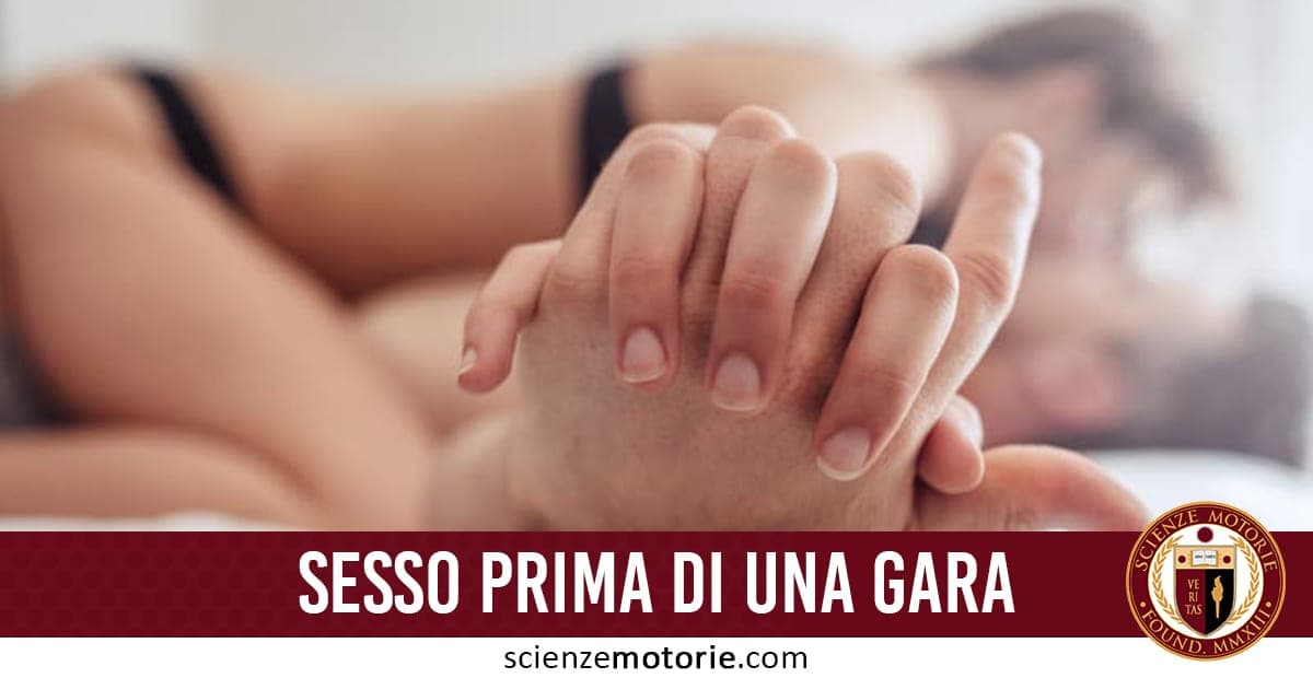 Coppia sdraiata con mani intrecciate, accompagnata dalla scritta “Sesso prima di una gara” e dal logo di Scienze Motorie.