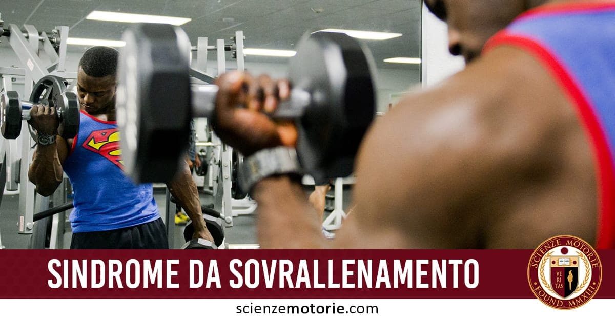 Due persone in palestra che sollevano manubri; primo piano su un uomo con canotta blu e logo Superman, con testo “Sindrome da Sovrallenamento” e logo Scienze Motorie