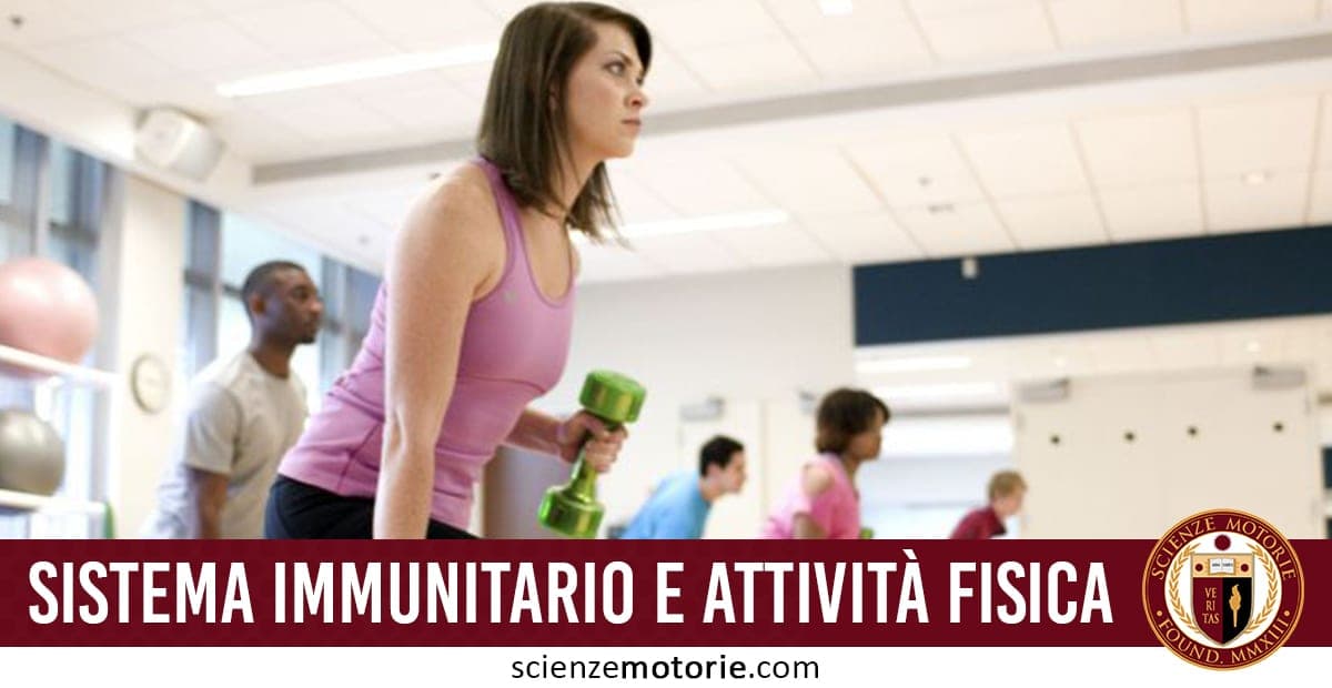 Donna con canotta rosa che solleva un manubrio verde in palestra, con altre persone che fanno esercizio sullo sfondo, testo “Sistema immunitario e attività fisica” e logo Scienze Motorie.