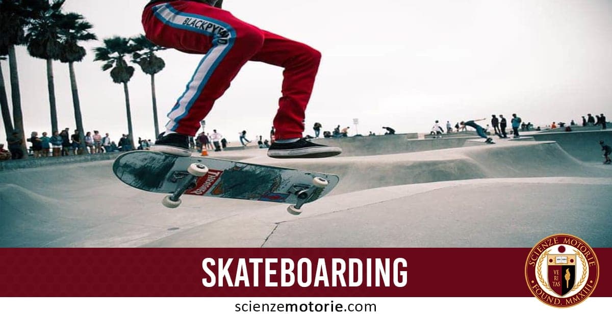 Persona che pratica skateboard in un parco dedicato, indossa pantaloni rossi con scritta; sullo sfondo ci sono altre persone e palme. In basso, testo "SKATEBOARDING" e logo Scienze Motorie.