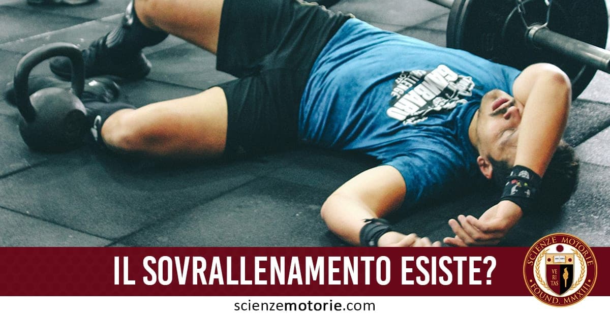 L’immagine mostra una persona distesa supina sul pavimento di una palestra, visibilmente esausta dopo l’allenamento. Indossa una maglietta blu ed è circondata da pesi e kettlebell. La scena suggerisce superamento del limite fisico. In basso, una barra rossa con il testo "IL SOVRALLENAMENTO ESISTE?" e il logo di Scienze Motorie introduce il tema dei rischi legati all’eccessivo allenamento senza recupero.