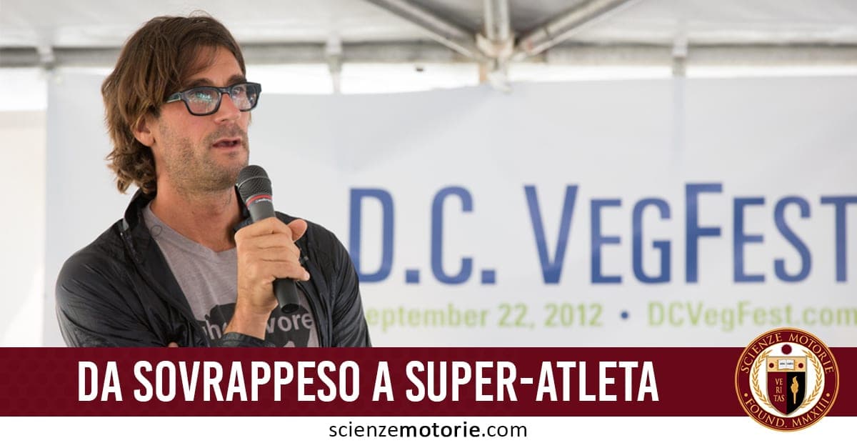 Persona parla al microfono durante l’evento D.C. VegFest 2012, con il testo "DA SOVRAPPESO A SUPER-ATLETA" e il logo Scienze Motorie.