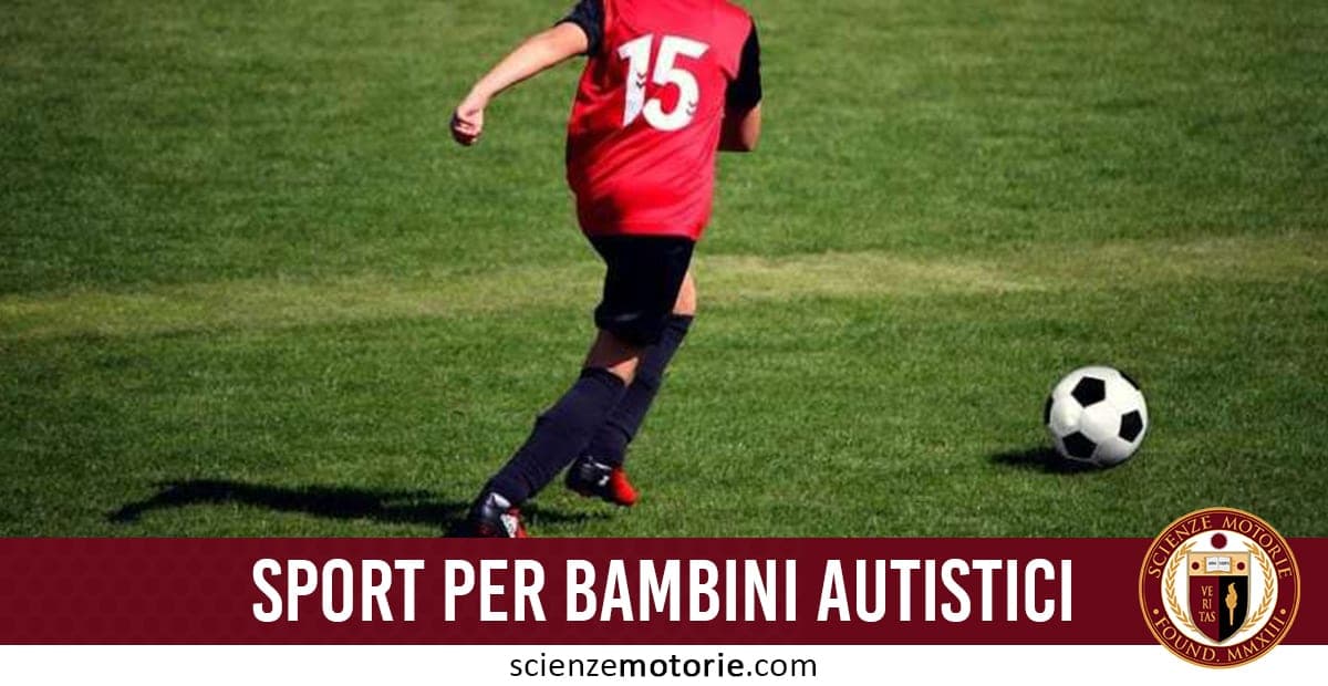 Bambino con maglietta rossa numero 15 che corre verso un pallone da calcio su campo, con banner “SPORT PER BAMBINI AUTISTICI” e logo Scienze Motorie.
